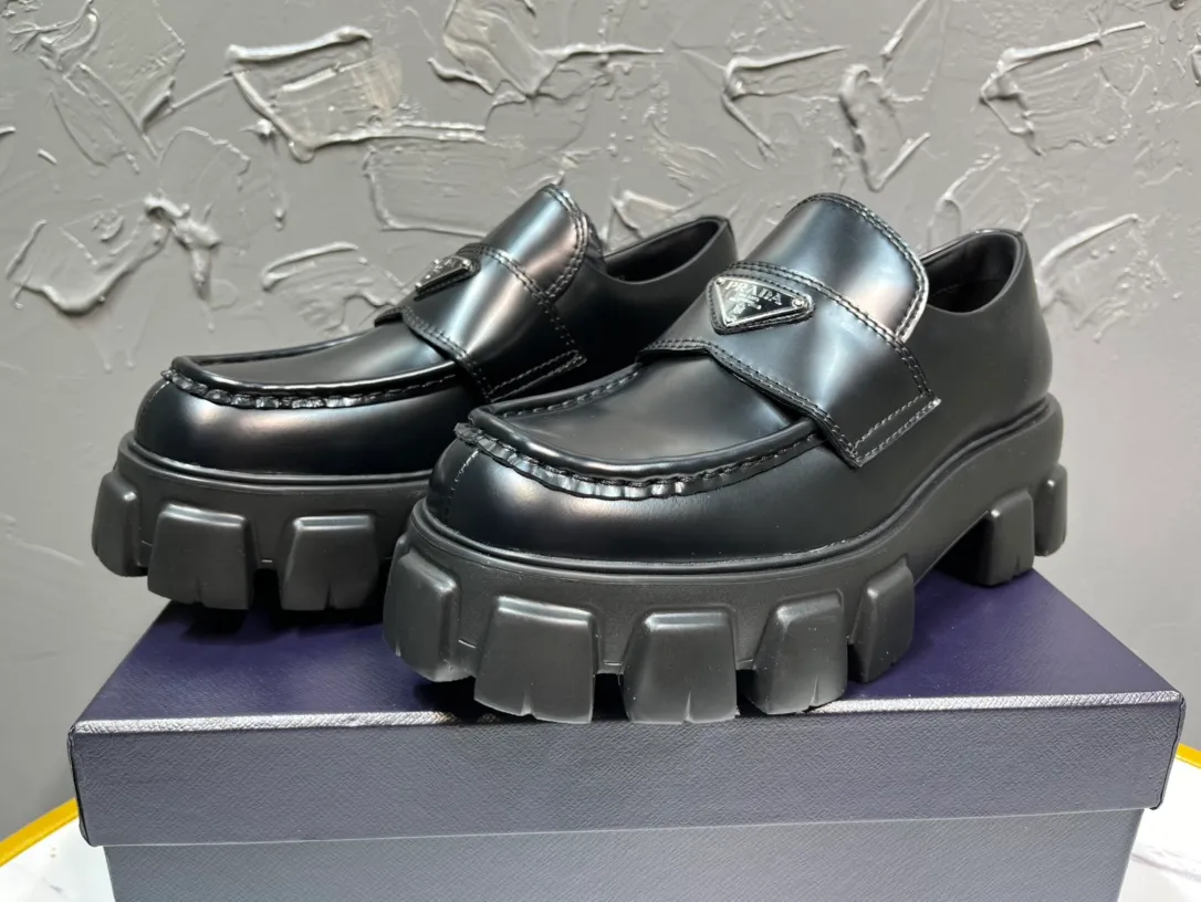 Men's shoes 💰780💰 🔥🔥🔥 Upgraded version of the 2025 new Prada Prada triangular enamel logo, round-head and bold Lofte shoes, developed one-to-one with the original version, one-to-one private molding of the outsole, the fabric is made of imported open edge beads, cowhide lining, cowhide for foot pads, sole height 5cm, original rubber foam sole, code number 39-46